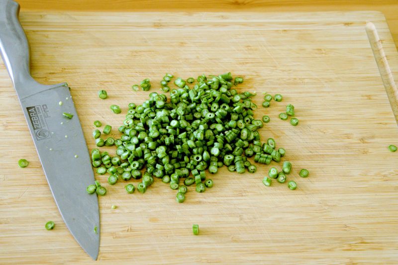 This shows you how to make green bean omelet.