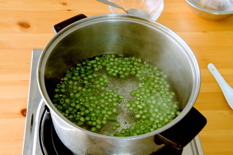 Add the sliced green beans and blanch for about 15 seconds. 