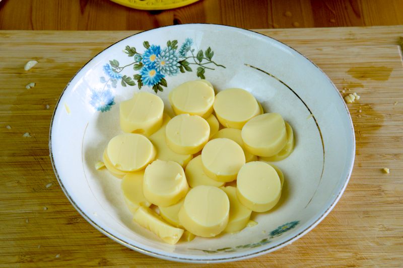 Cut the egg tofu into round cylinders about one centimeter thick.