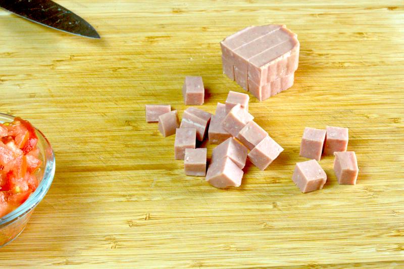 Cut the luncheon meat into 1 cm cubes. 